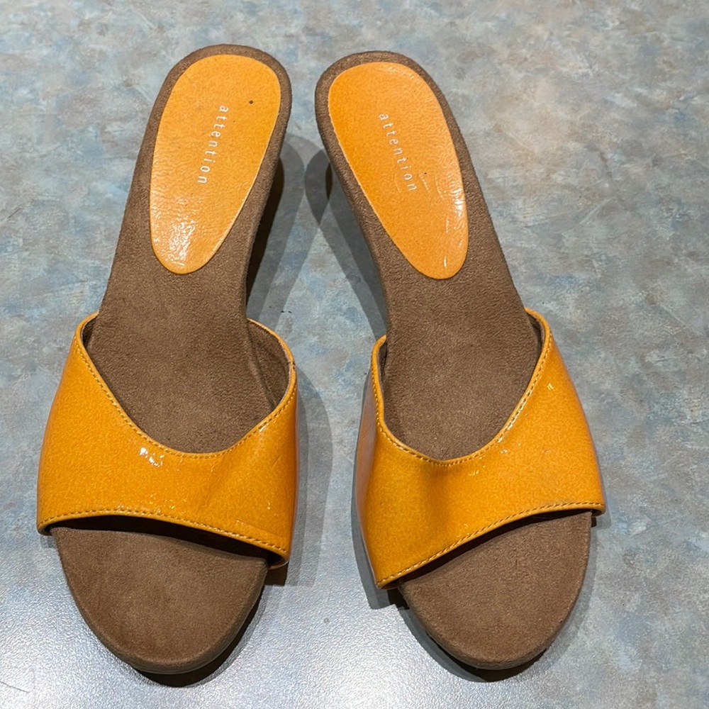 Attention orange low wedge slides (sz 8)